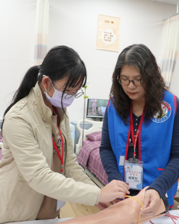 正修科技大學工管護理冬令營熱烈展開 動手玩智慧機器人與體驗臨床照護實務圖片